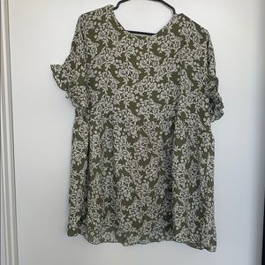 Never worn, Green floral tunic, flutter sleeves